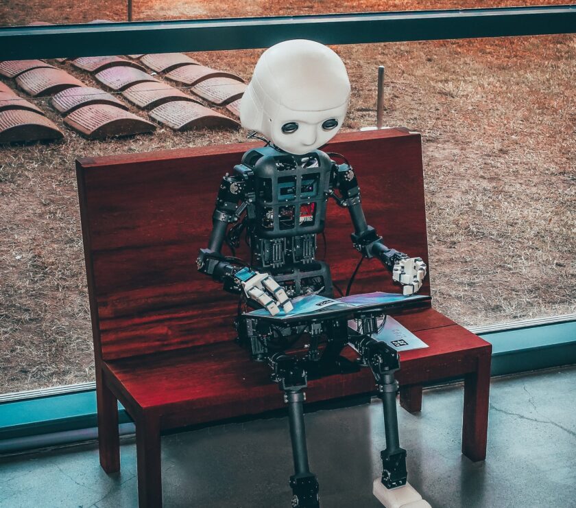 AI Robot – andrea-de-santis-zwd435-ewb4-unsplash-min